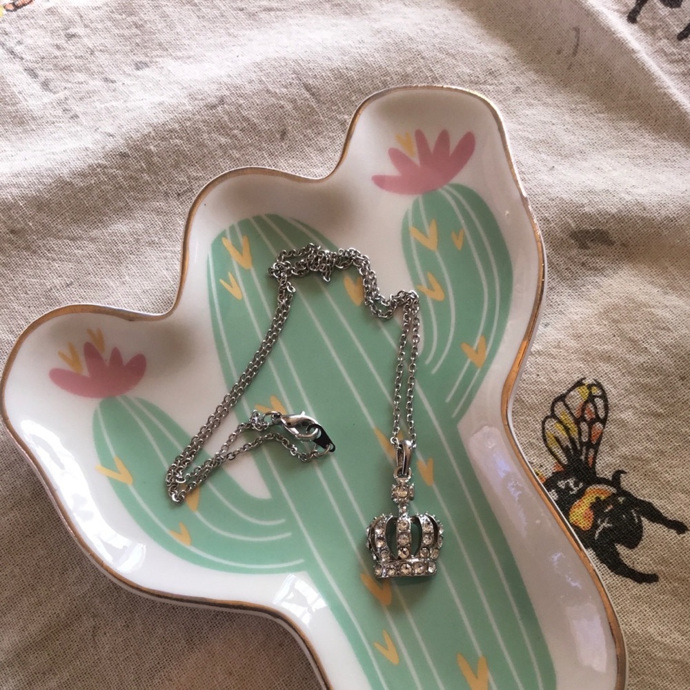 Silver crown necklace